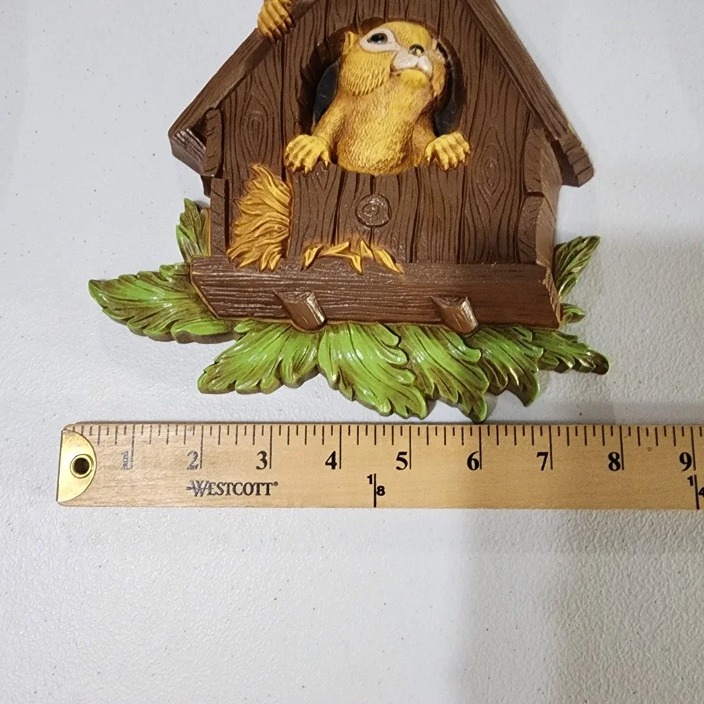 Vintage 1977 Homco Chipmunk Squirrel Birdhouse Wall Plaque Dart Ind 7493 USA
